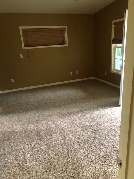 Building Photo - 310 SE Dilke St