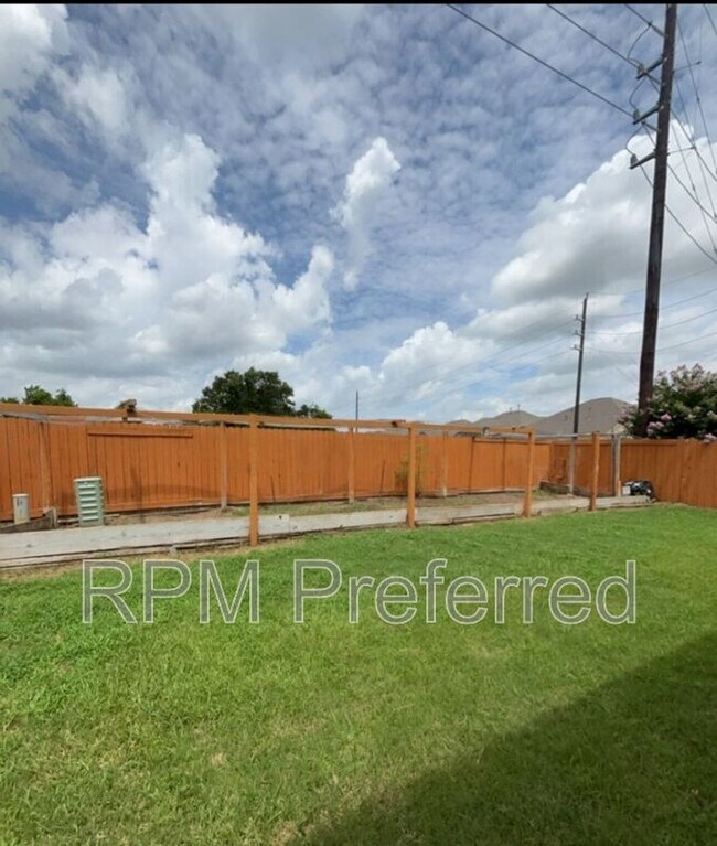 Building Photo - 14615 Birchwood Falls Trail