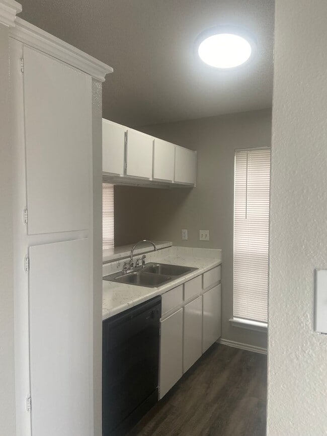 Building Photo - 2 bedroom 2 bath Duplex