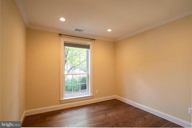 Building Photo - 10039 Oakton Terrace Rd
