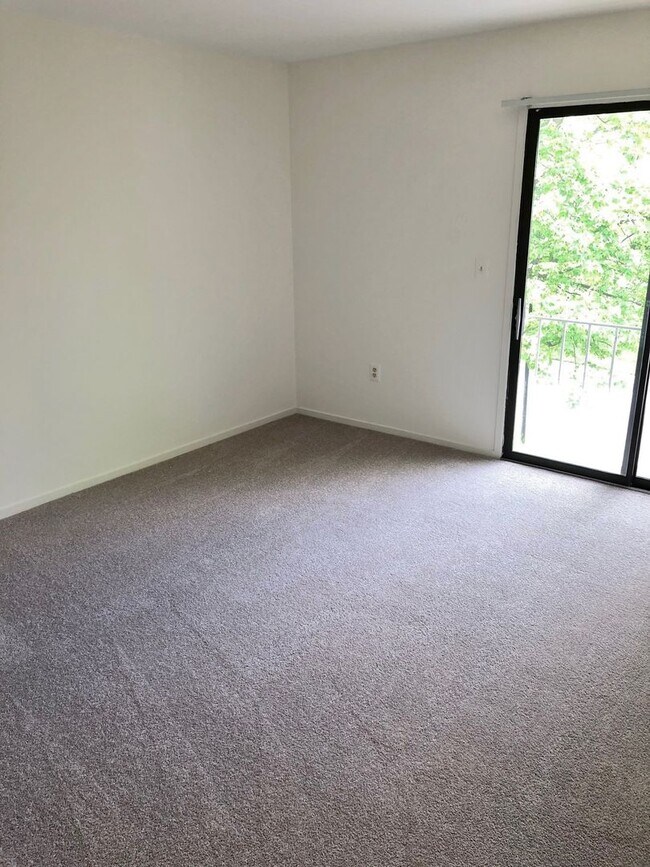 Building Photo - Spacious Potomac Beauty backs to Golf Course