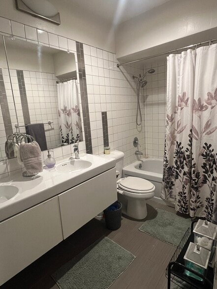 Building Photo - 3050 Rue Dorleans