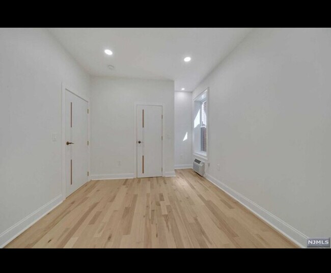 Building Photo - 25 Russell Ave