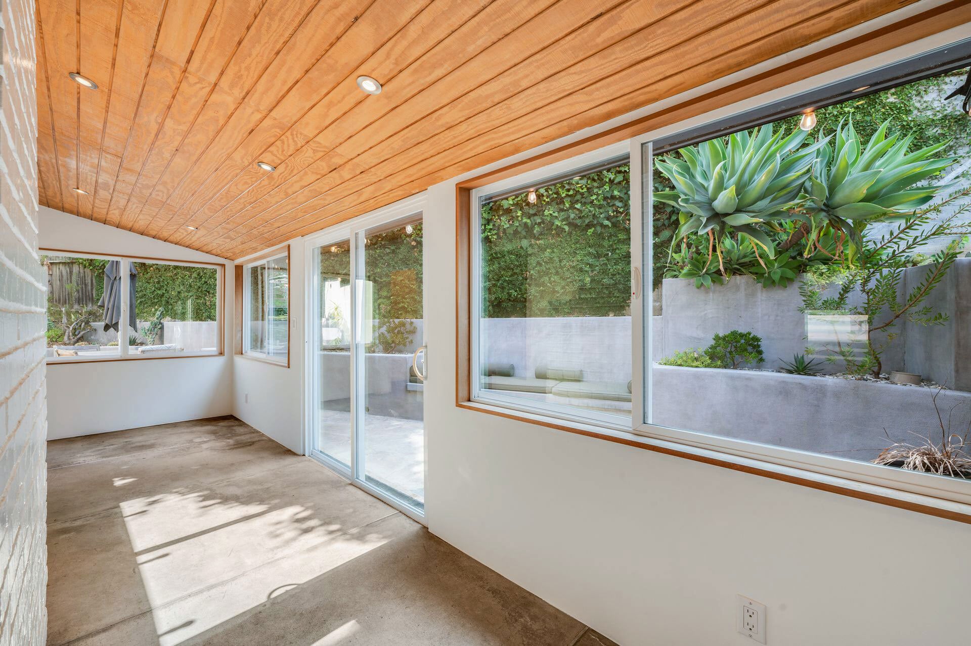 Building Photo - 846 Silver Lake Blvd