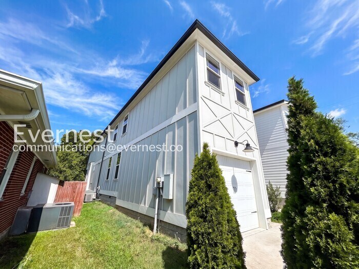 Building Photo - 2146 Burns St