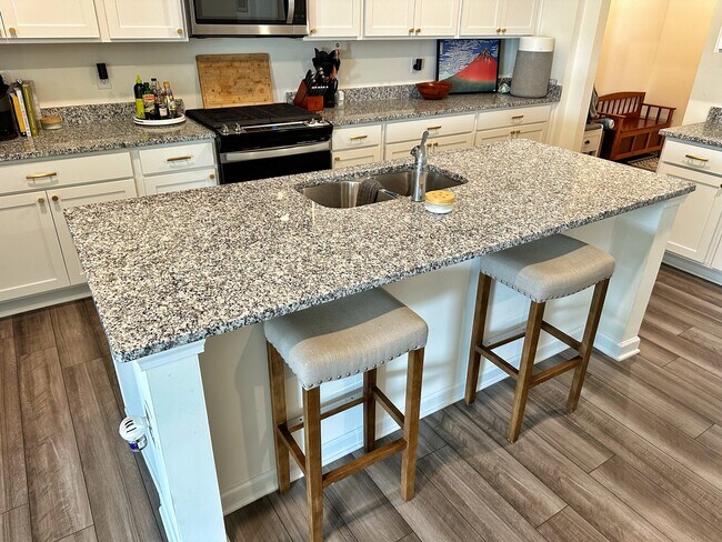 Building Photo - 1002 Rodanthe Dr