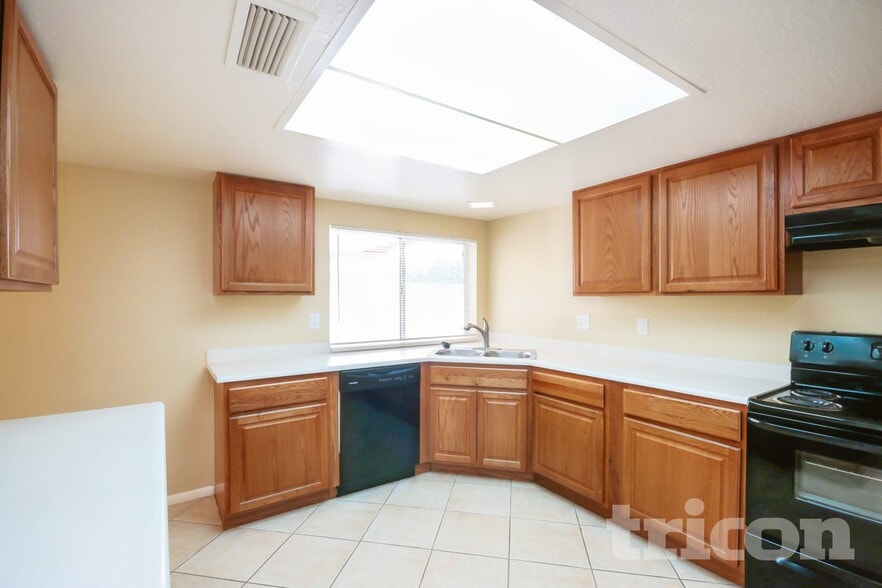 Building Photo - 2403 S Evergreen Rd