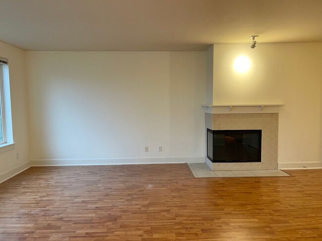 Building Photo - Beautiful 1 Bed 1 Bath Condo w/ Parking In...