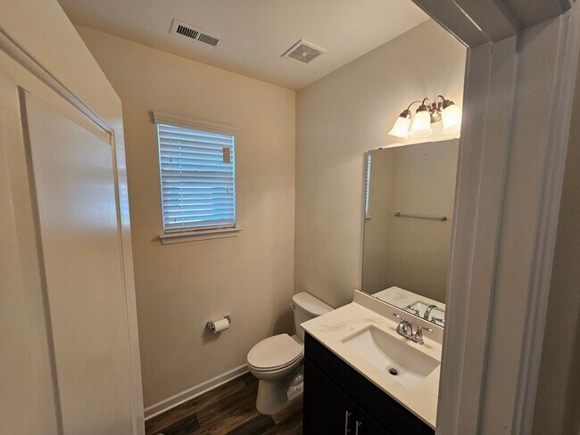 Building Photo - Well Maintained Large townhome in Steele Creek