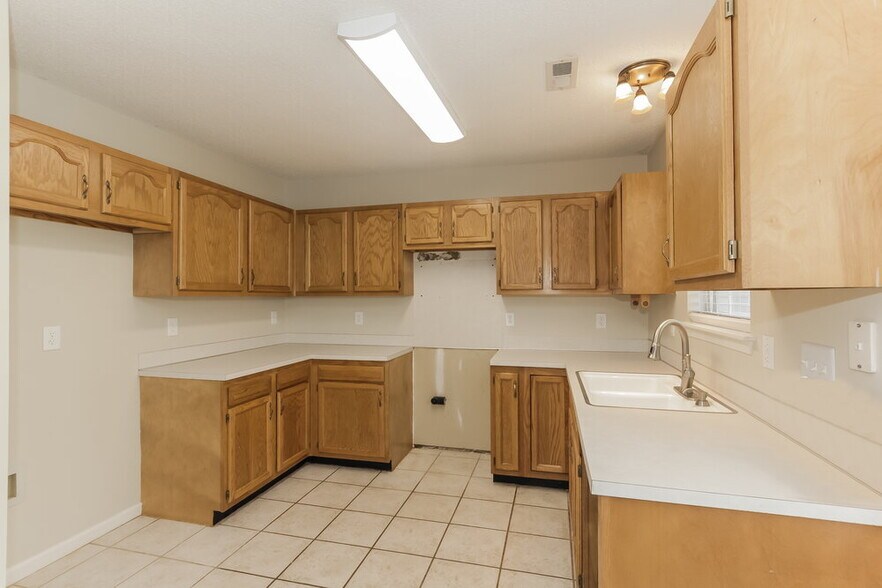 Building Photo - 544 Carlisle Dr