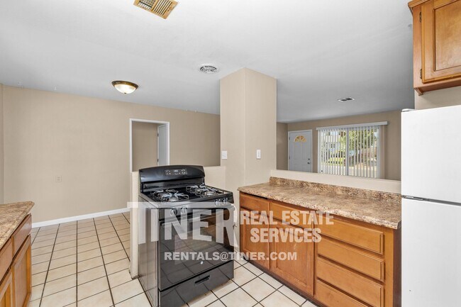 Building Photo - Sunny North Highlands Home