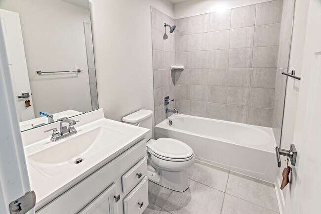 Building Photo - 3 bedroom, 2.5 bath Middletown end unit townhome