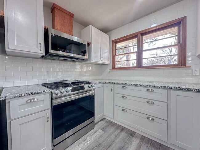 Building Photo - Midtown Tulsa: Stunning 4 bedroom 2 bathroom home