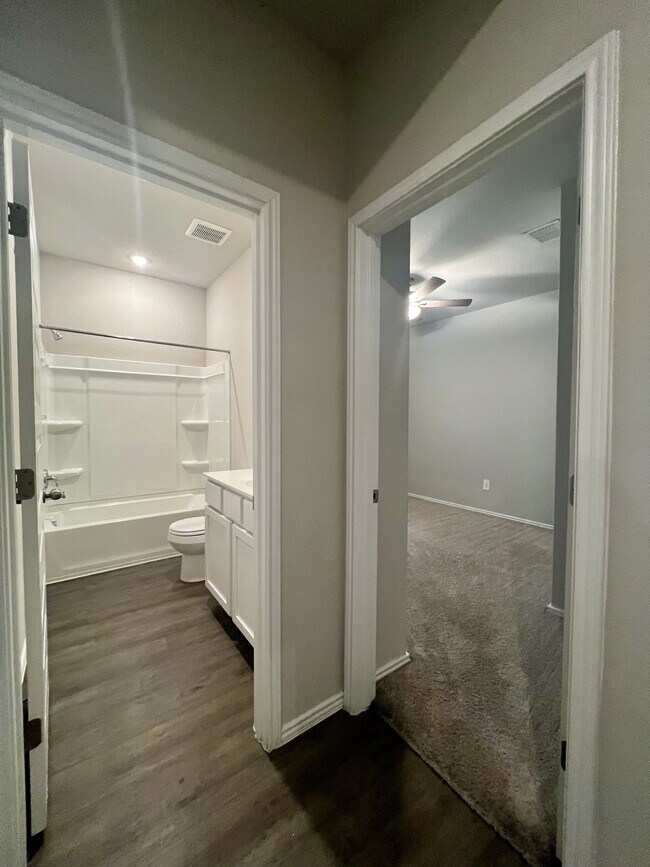 Building Photo - 596 Jennifer Wy