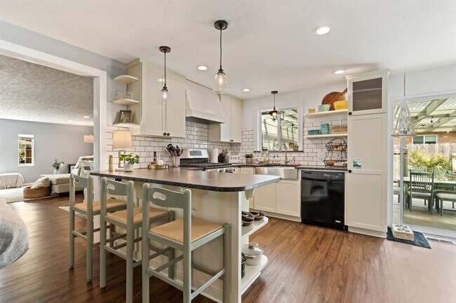 Building Photo - 3413 W Sunset Ave