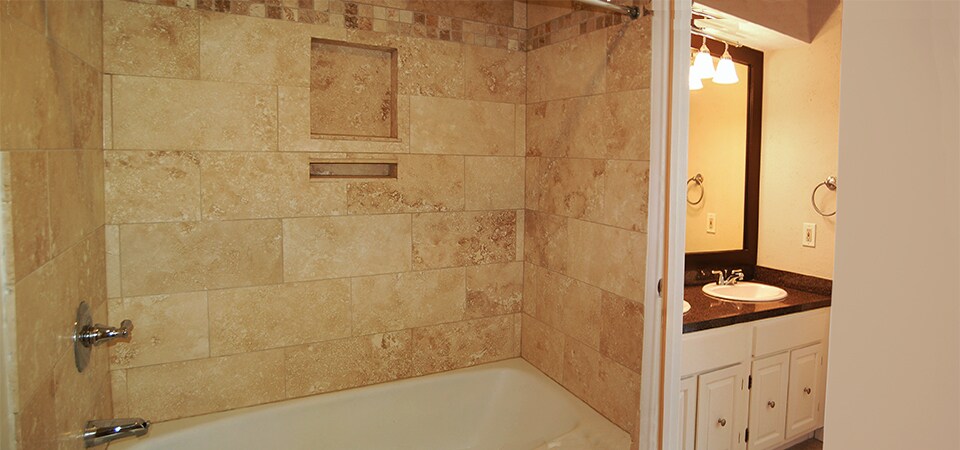 Master bathroom - 8710 Park Ln