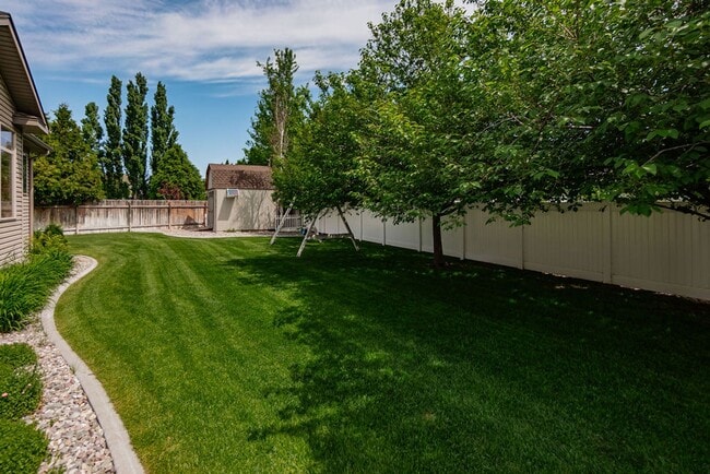 Building Photo - Beautiful- 5 bed/3 bath, 3 car garage and ...