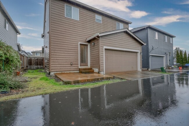 Building Photo - Spacious 4br/2.5ba house with garage in well maintained neighborhood