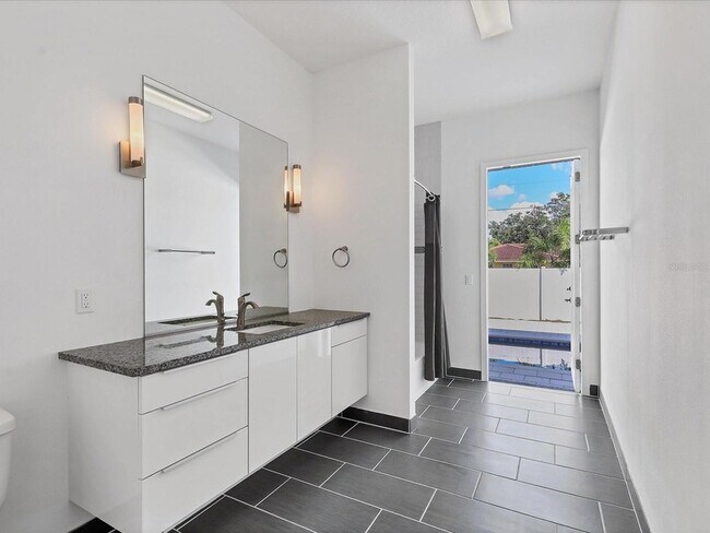 Building Photo - 4524 Riverwood Ave