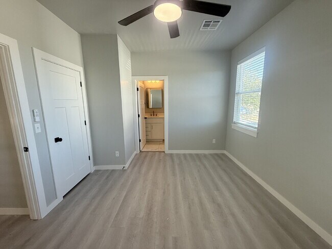 Building Photo - Updated Townhome in OKC