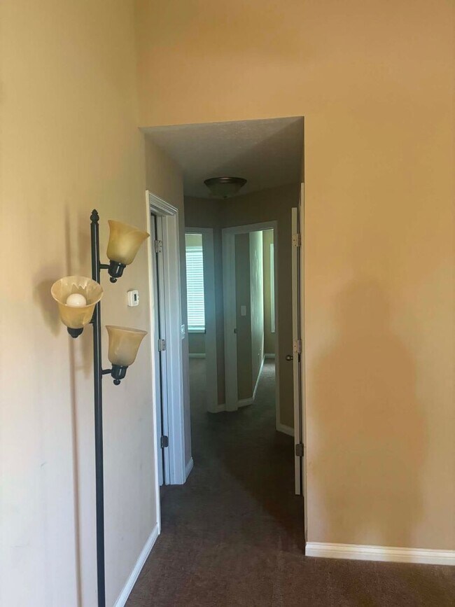 Building Photo - 2 Bed  2 Bath Attached Garage Heartland Neighborhood