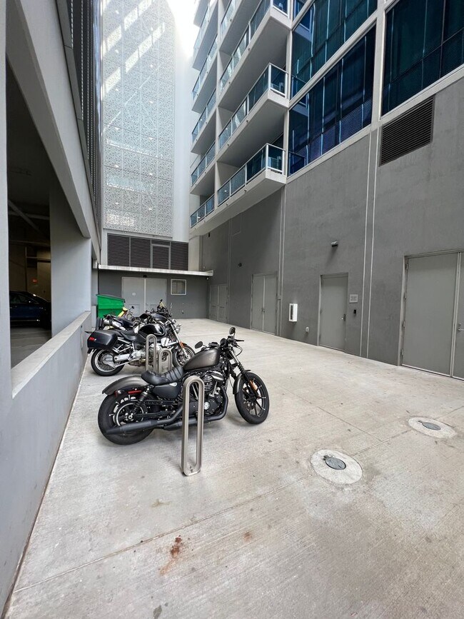 Building Photo - ** 2 BEDROOM 2 BATH** 2 covered PARKING, O...