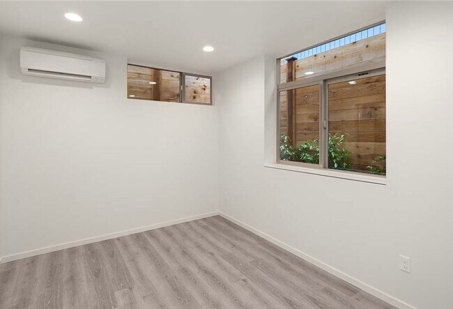 Building Photo - Sophisticated 3 Bedroom Townhome