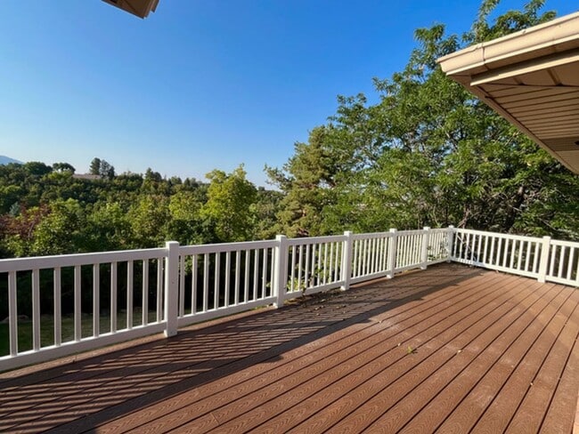 Building Photo - Beautiful home with amazing views and larg...
