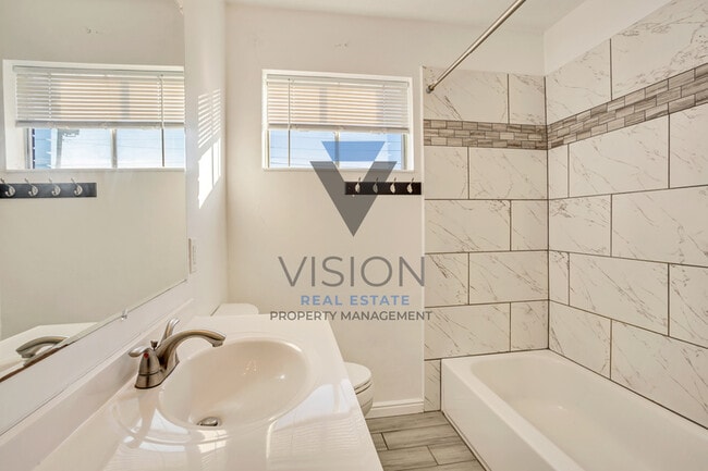 Building Photo - 360 E 400 S