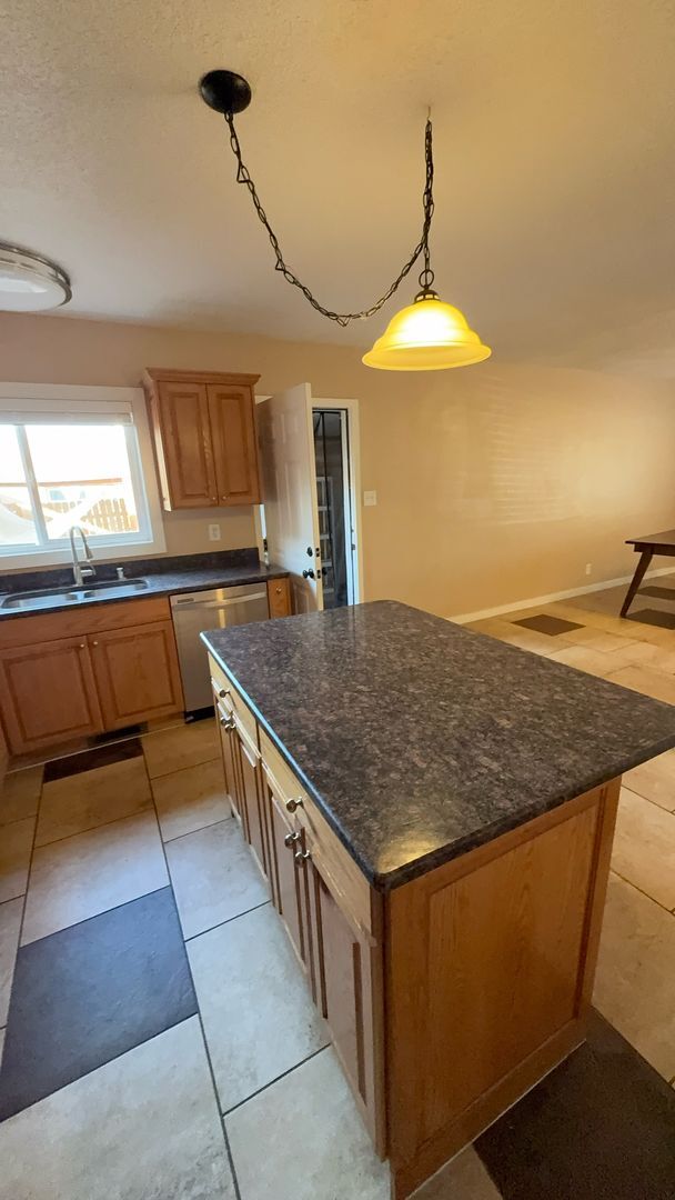 Building Photo - Townhome 855/sf 2 Bedroom 1 Bath with Garage