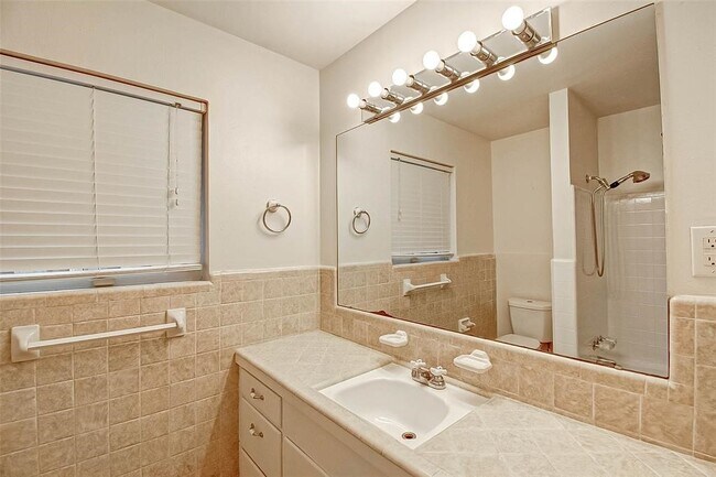 Building Photo - 5446 Jason St