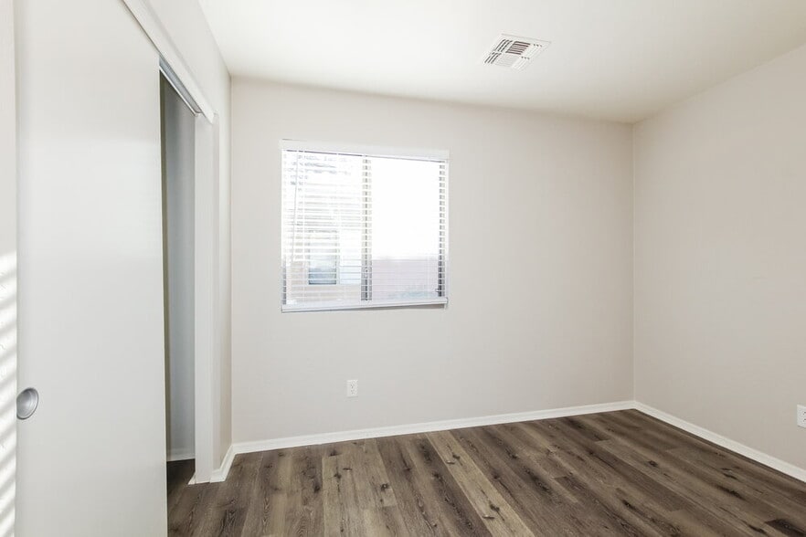 Building Photo - 12501 W Mandalay Ln