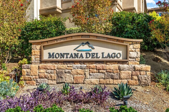 Building Photo - 205 Montana Del Lago Dr