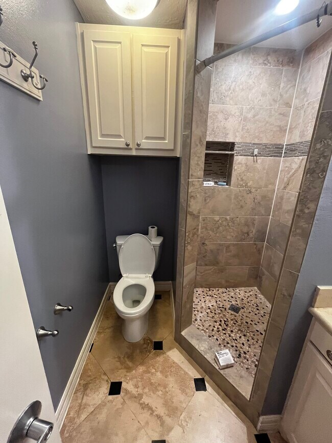 Building Photo - 12418 Plumbrook Dr