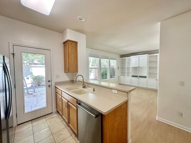 Building Photo - Hamilton 3+bd/2.5bth Townhome w/Den