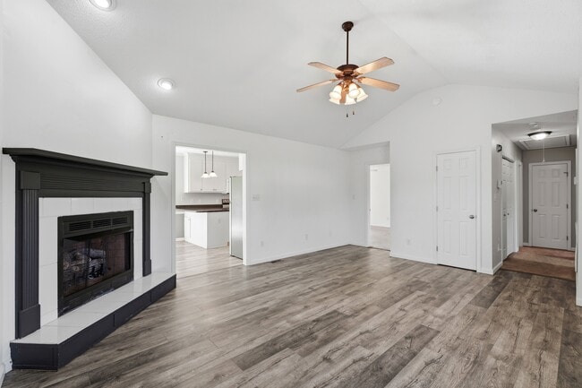 Building Photo - 202 Starcrest Dr