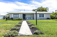 Building Photo - 1300 SE 7th Ct