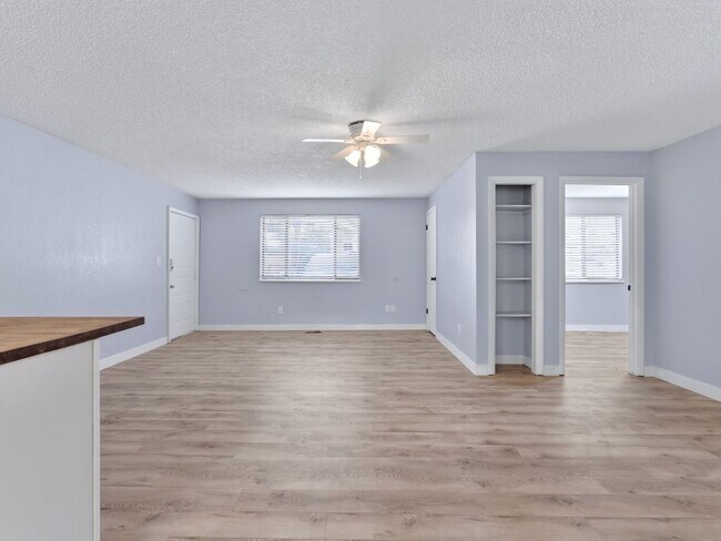 Building Photo - Palisade Perfection: Remodeled Condo Steps from Downtown!