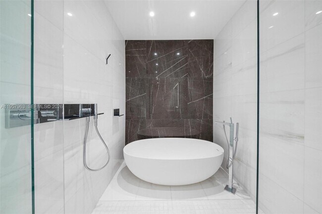 Building Photo - 300 Biscayne Blvd Way