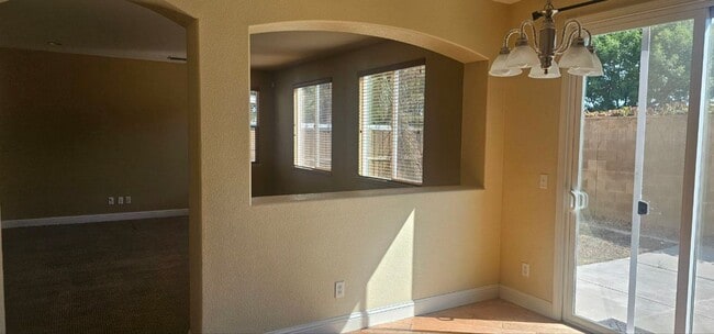 Building Photo - Spacious 5-Bedroom, 2.5-Bath Home for Rent in Madera