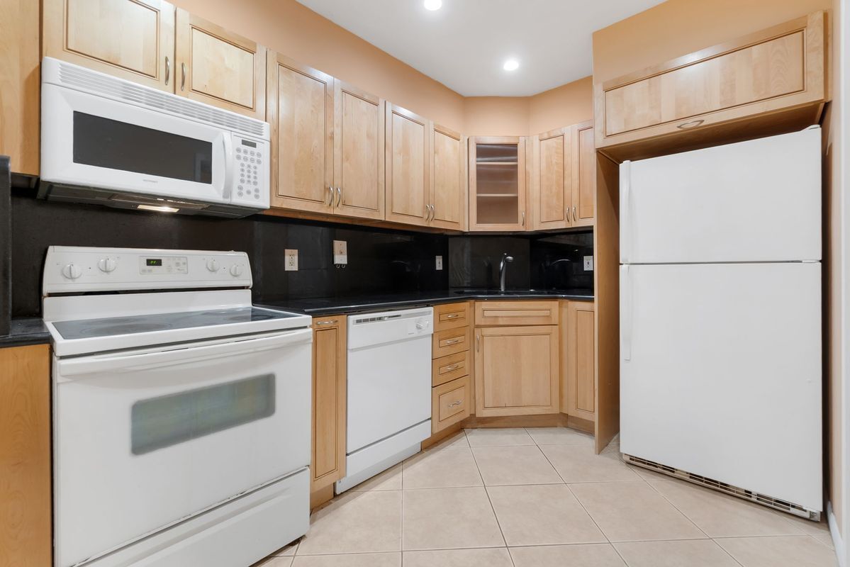 Building Photo - 3111 Oakland Shores Dr