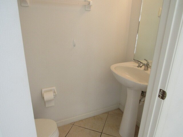 Building Photo - Large 3 bedroom 2.5 bathroom Townhouse