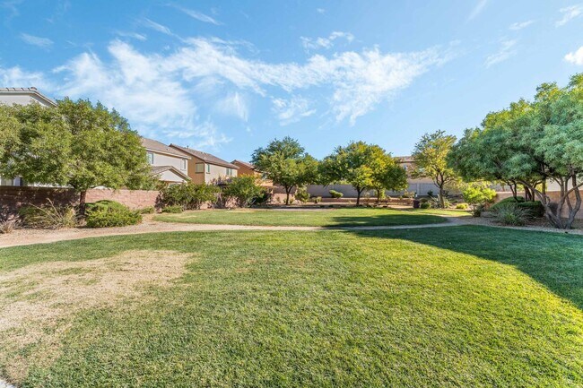 Building Photo - 3 BEDROOM IN HENDERSON WITH COMMUNITY POOL...