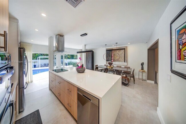 Building Photo - 2020 Alamanda Dr
