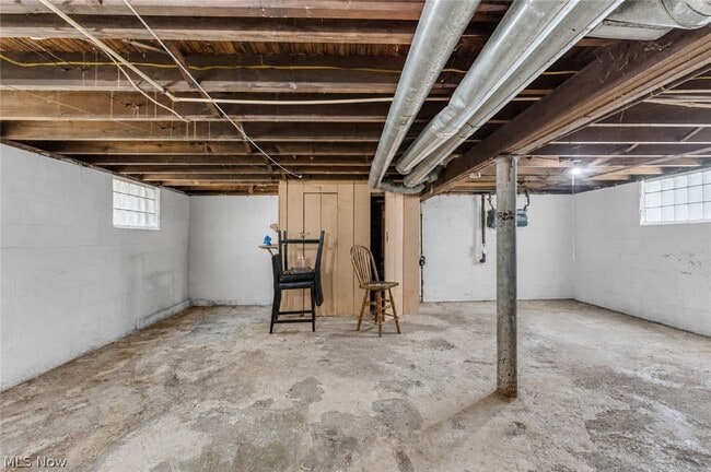Building Photo - 9404 Cardwell Ave
