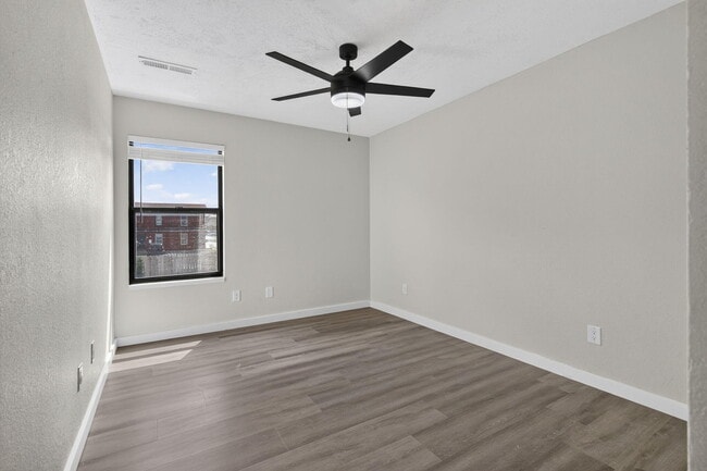 Building Photo - 1030 E Elm St