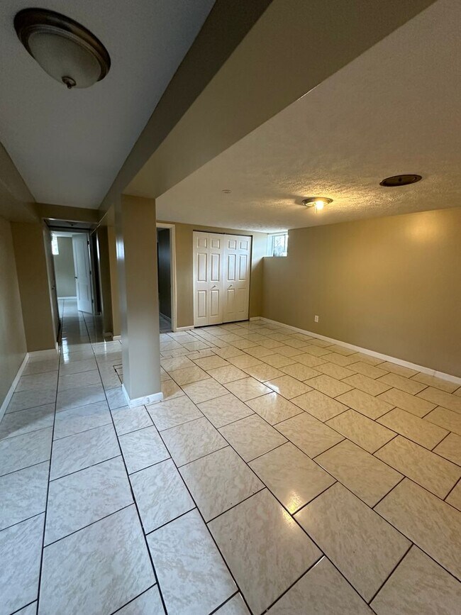 Building Photo - 4Bed 2Bath-6 Month Lease Option!