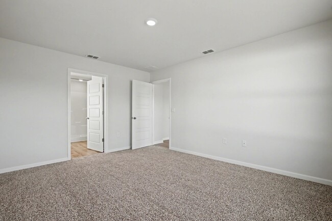 Building Photo - 4000 Cottage Farm Rd