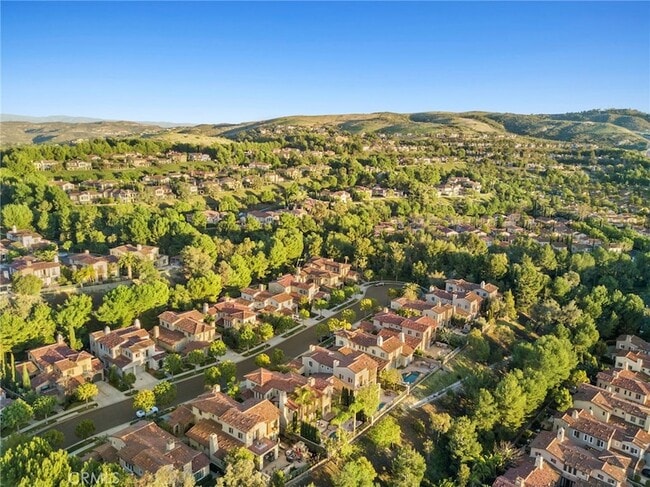 Building Photo - 33 Tall Hedge