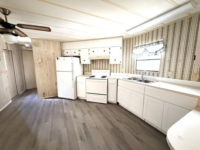 Building Photo - FIRST MONTH RENT FREE! Cute and Quiet 2/2 in N. Ft. Myers